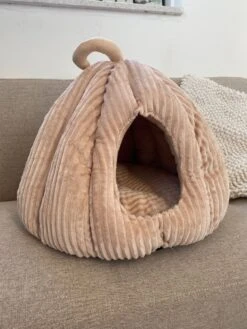 By Tiekeman Kattenmand Pompoen - Beige - Luxe Kattenmand - Kattenkussen - Anti Slip - 40x40x38 Cm -Winkel Voor Kattenbenodigdheden 900x1200 10